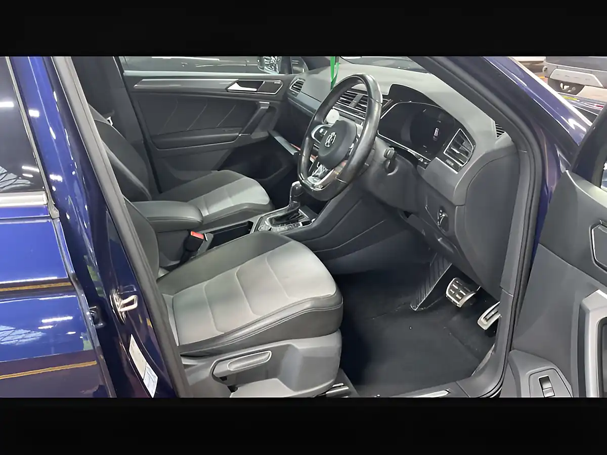 Used 2017 Volkswagen Tiguan R-Line Blue - Interior and Exterior details 11