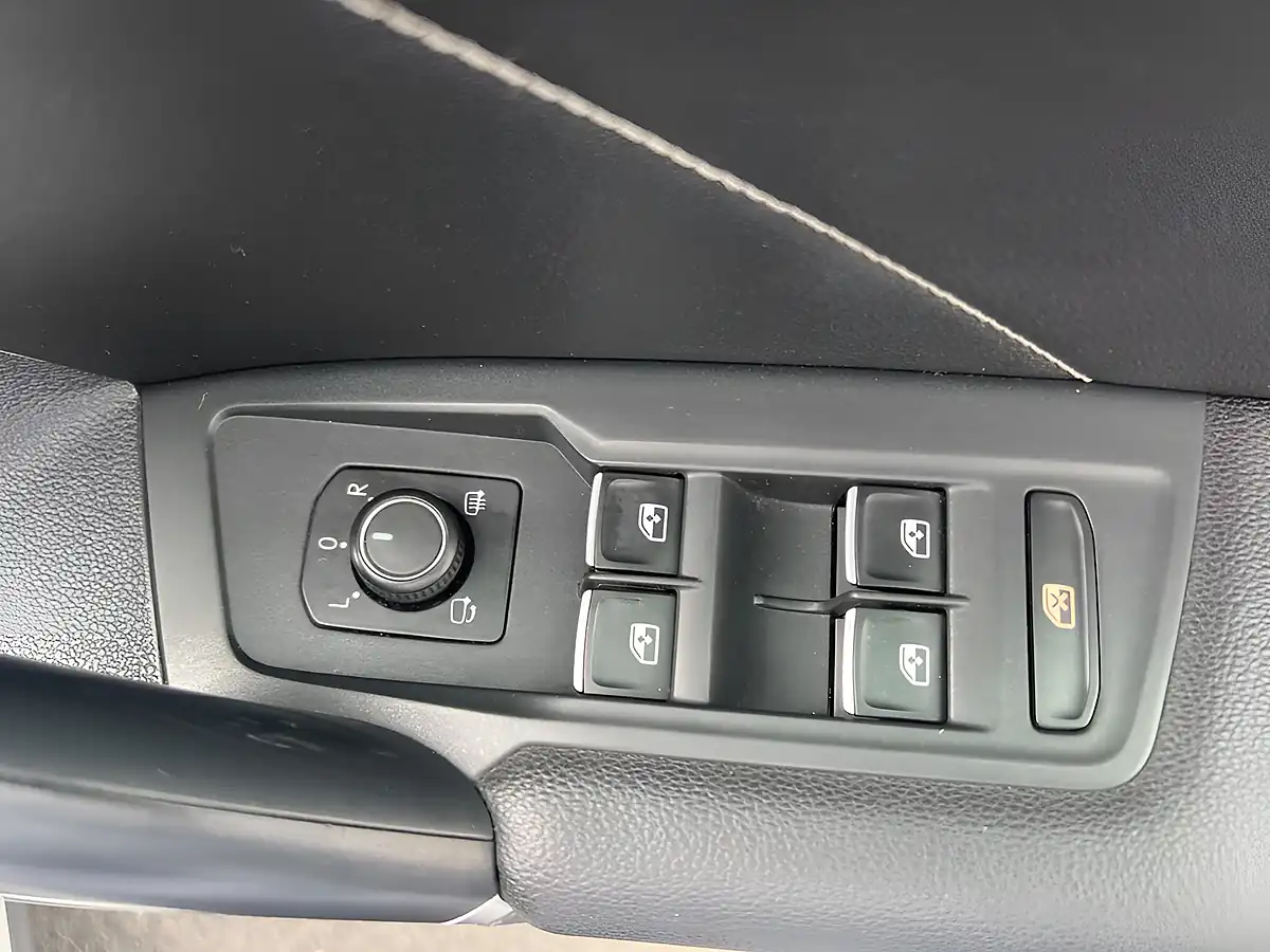 Used 2017 Volkswagen Tiguan R-Line Pure White - Interior and Exterior details 15