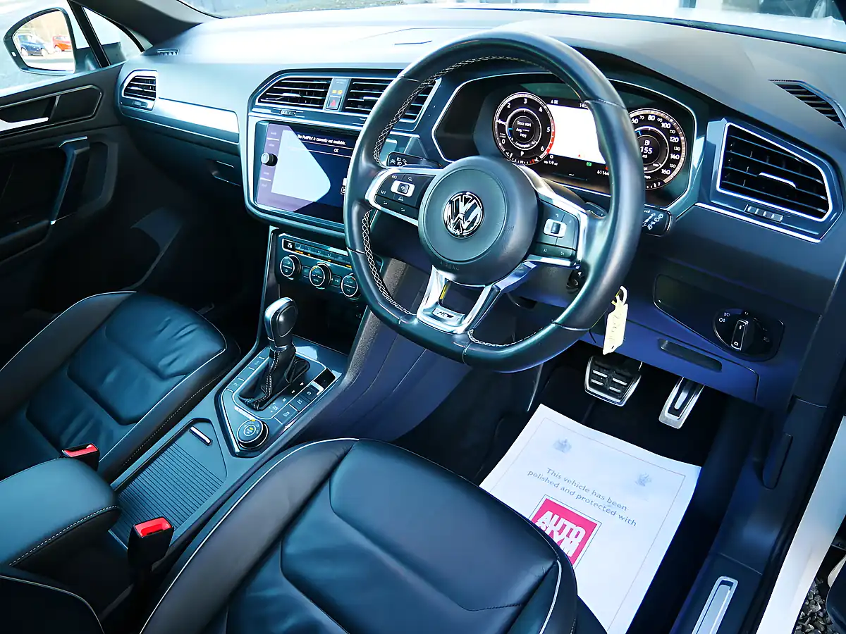 Used 2017 Volkswagen Tiguan R-Line Pure White - Interior and Exterior details 10