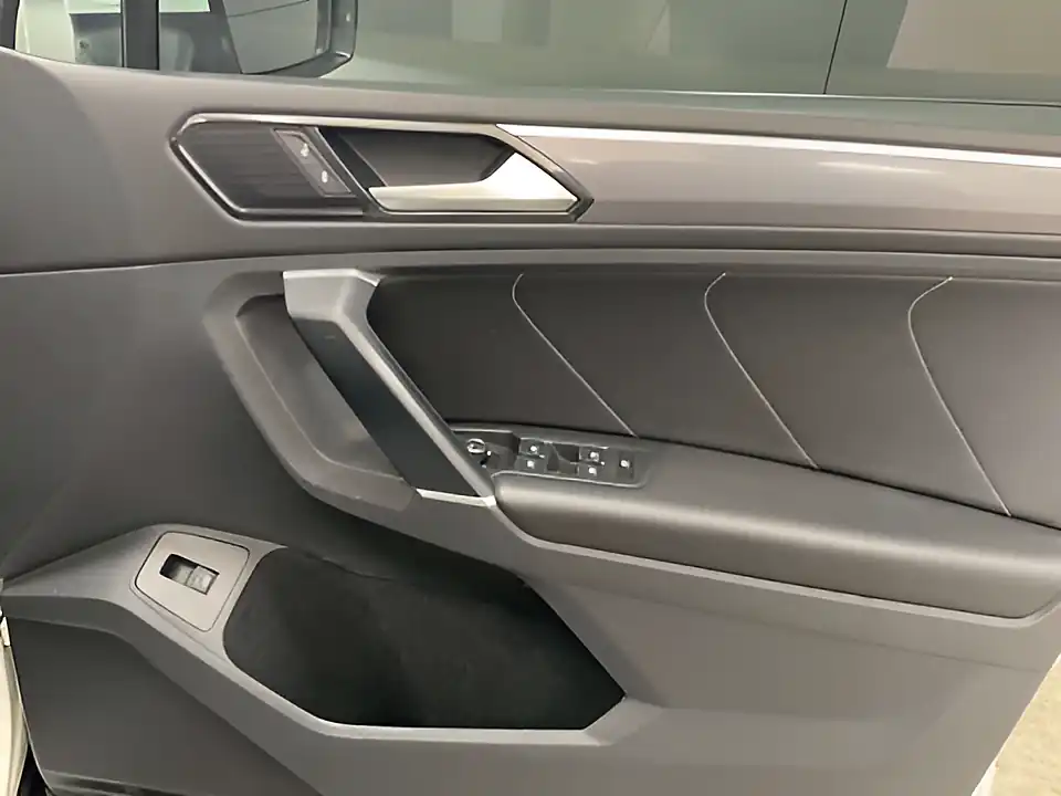 Used 2017 Volkswagen Tiguan R-Line White - Interior and Exterior details 13