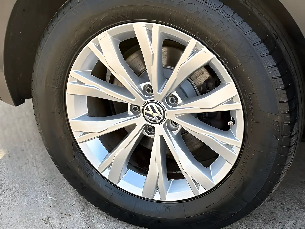 Used 2017 Volkswagen Tiguan S Pure White - Interior and Exterior details 4