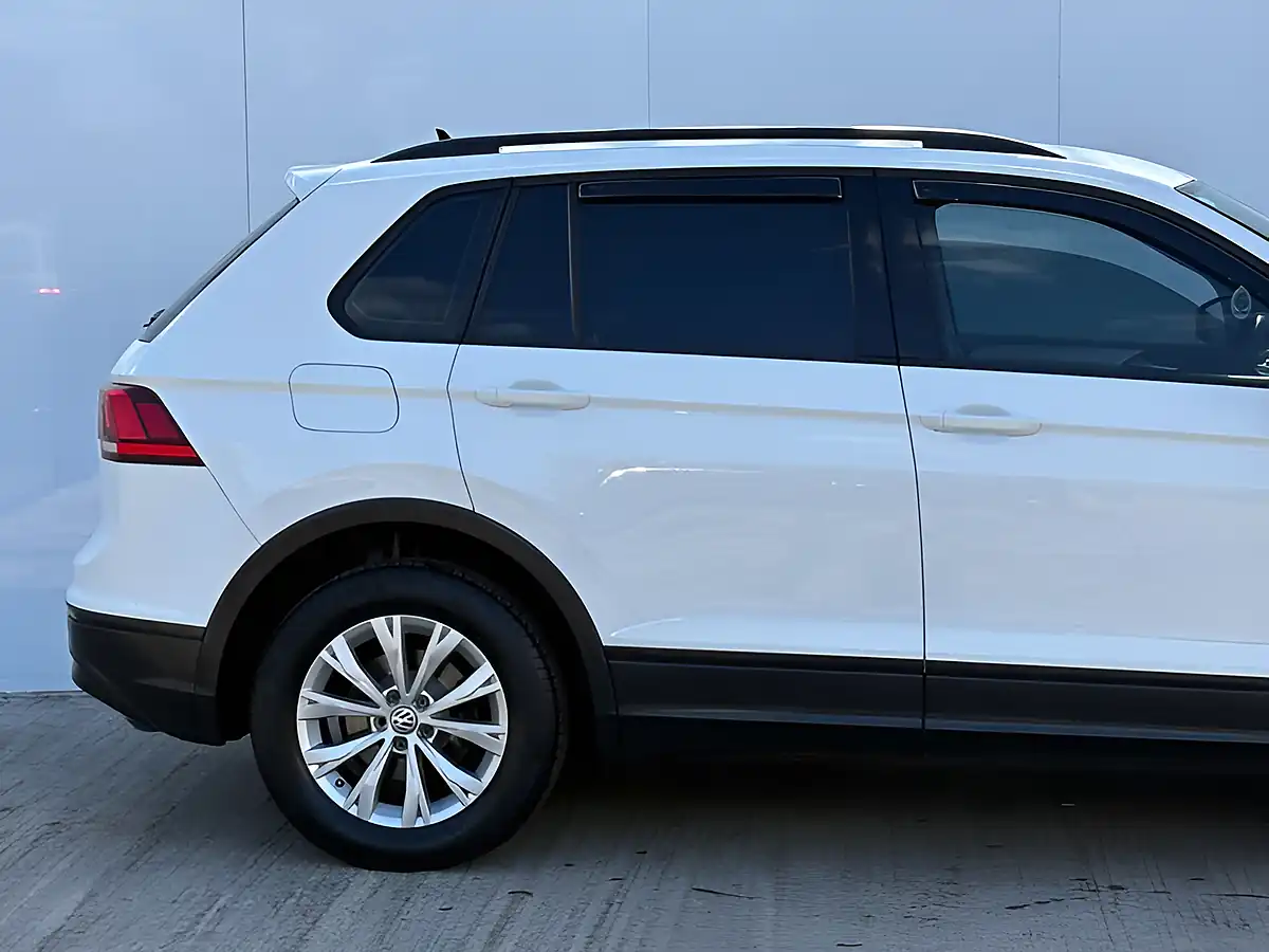 Used 2017 Volkswagen Tiguan S Pure White - Interior and Exterior details 6