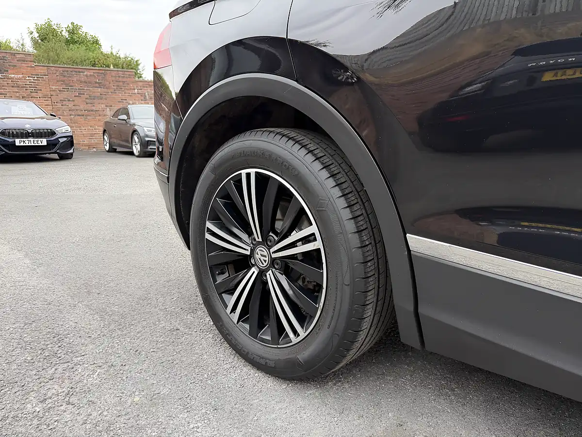 Used 2017 Volkswagen Tiguan Se Black - Interior and Exterior details 17