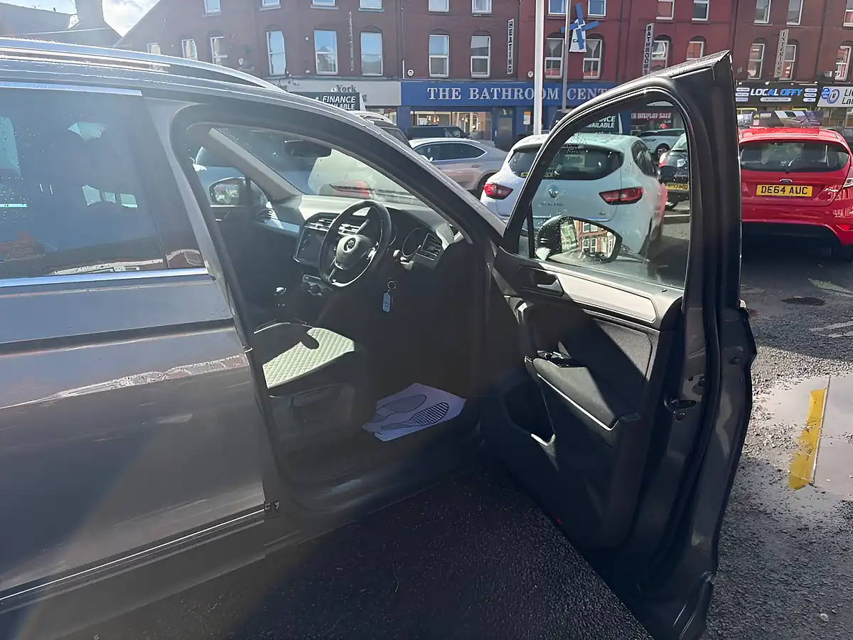 Used 2017 Volkswagen Tiguan Se Grey - Interior and Exterior details 10