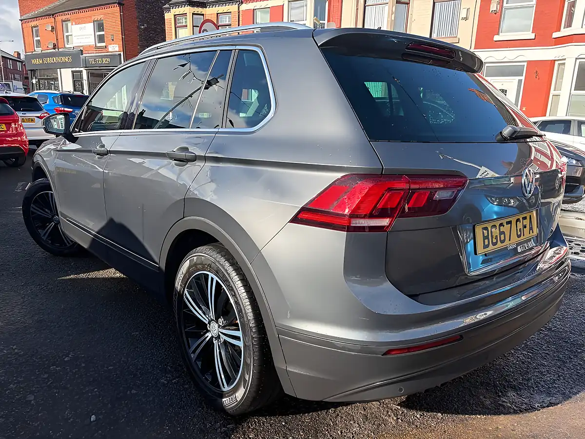 Used 2017 Volkswagen Tiguan Se Grey - Interior and Exterior details 5