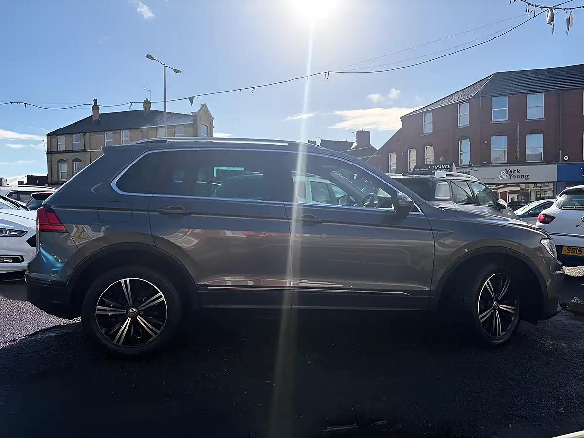 Used 2017 Volkswagen Tiguan Se Grey - Interior and Exterior details 8