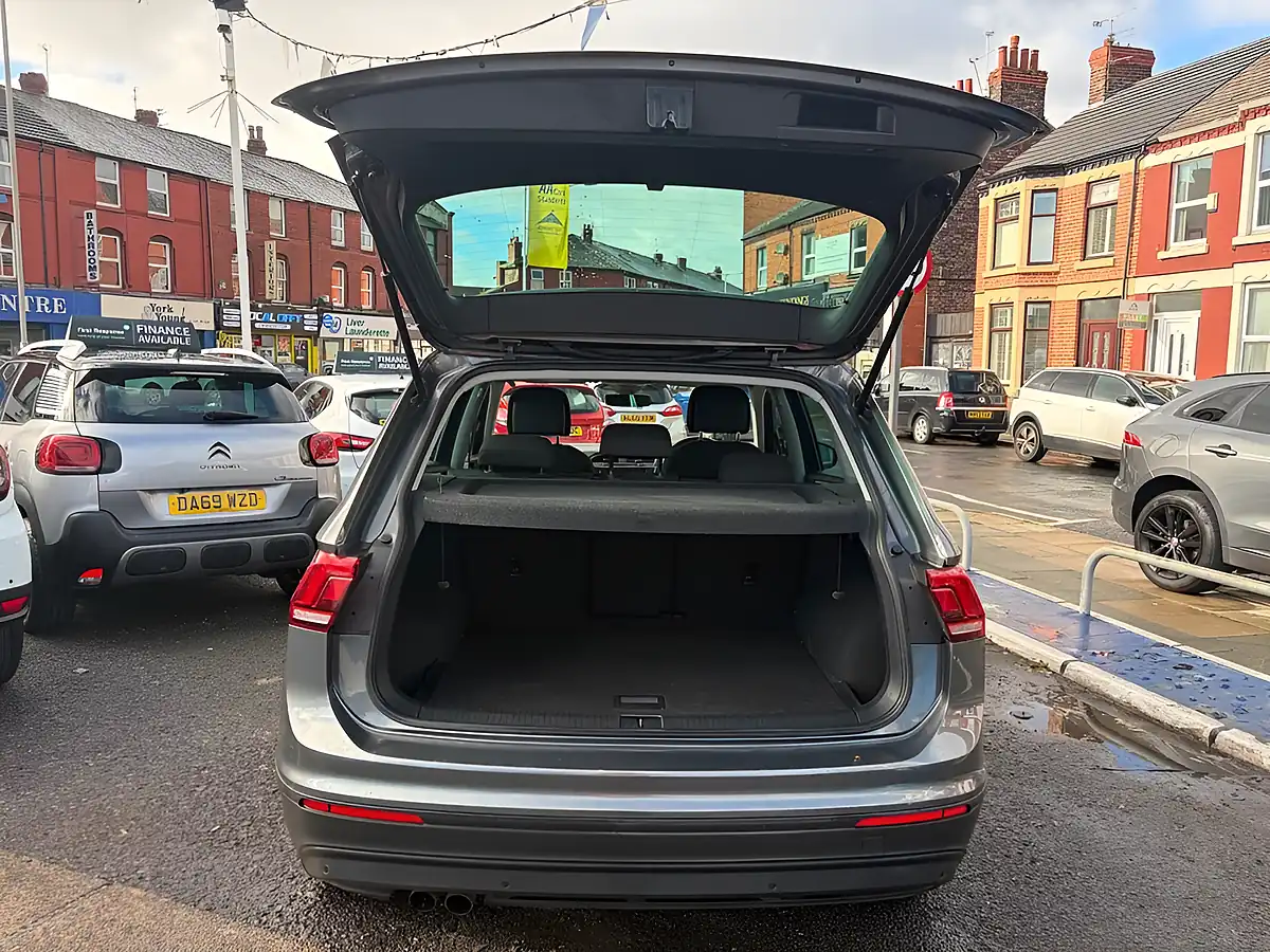 Used 2017 Volkswagen Tiguan Se Grey - Interior and Exterior details 9