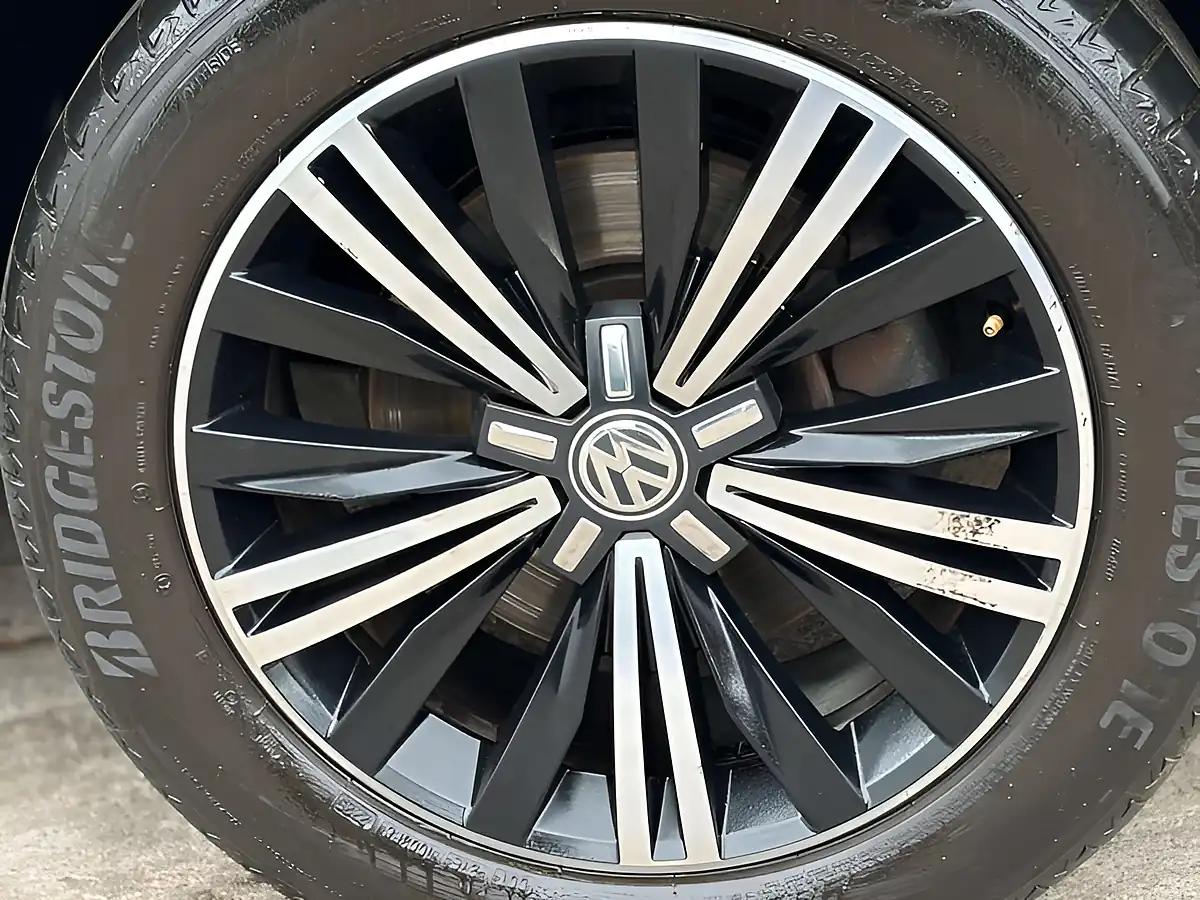 Used 2017 Volkswagen Tiguan Se Nav Indium Grey - Interior and Exterior details 7