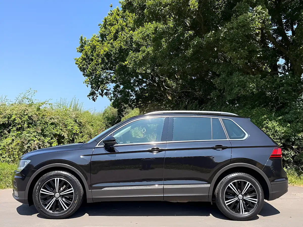 Used 2017 Volkswagen Tiguan Se Navigation Black - Interior and Exterior details 5