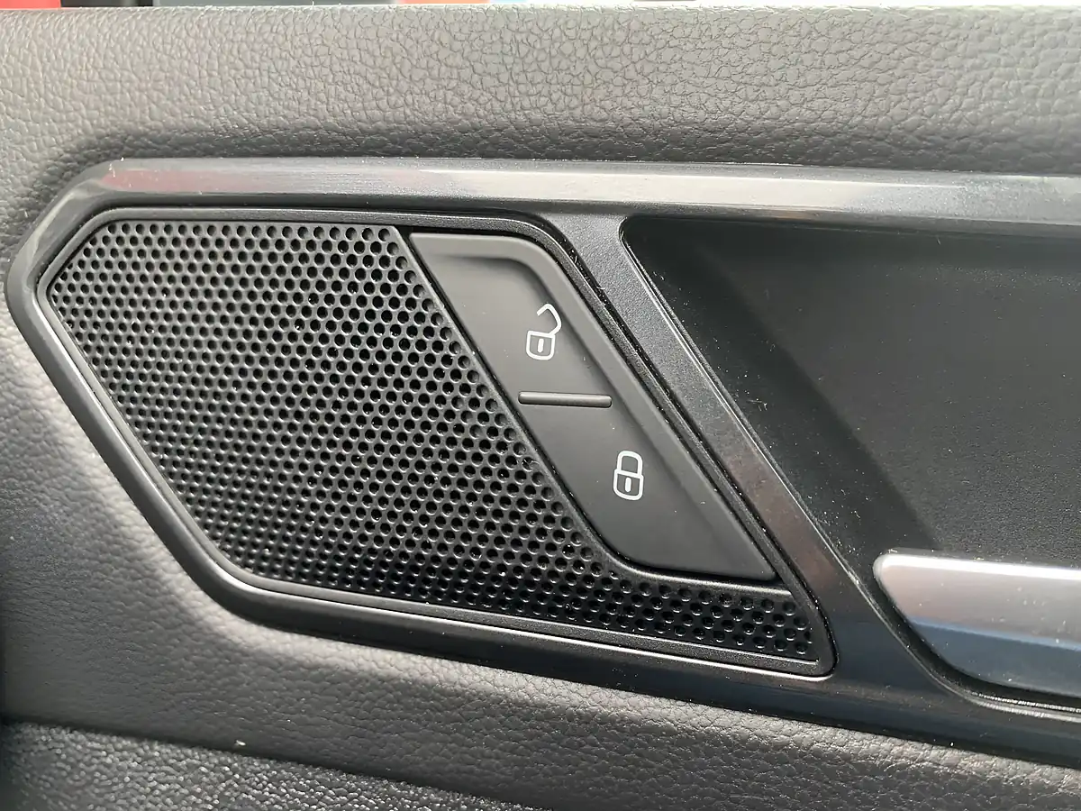 Used 2017 Volkswagen Tiguan Se Navigation Blue - Interior and Exterior details 17