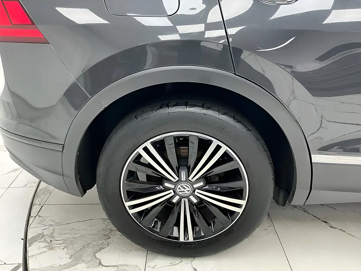 Used 2017 Volkswagen Tiguan Se Navigation Grey - Interior and Exterior details 19