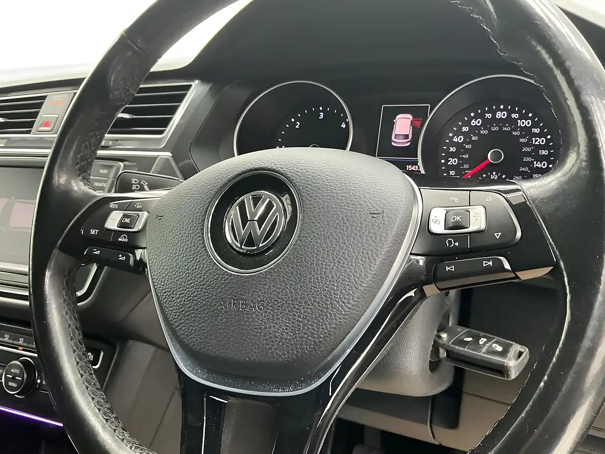 Used 2017 Volkswagen Tiguan Se Navigation Grey - Interior and Exterior details 9