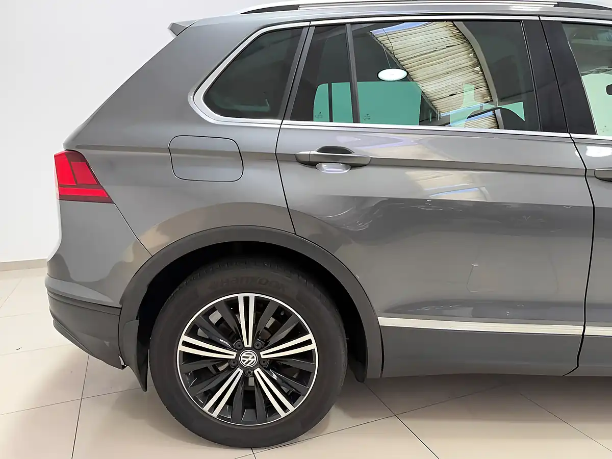 Used 2017 Volkswagen Tiguan Se Navigation Grey - Interior and Exterior details 11