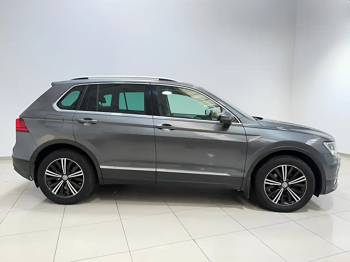 Used 2017 Volkswagen Tiguan Se Navigation Grey - Interior and Exterior details 12