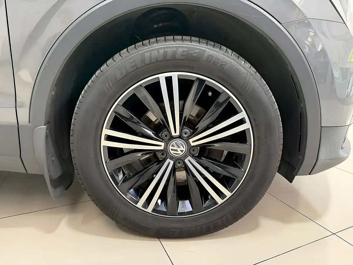 Used 2017 Volkswagen Tiguan Se Navigation Grey - Interior and Exterior details 13