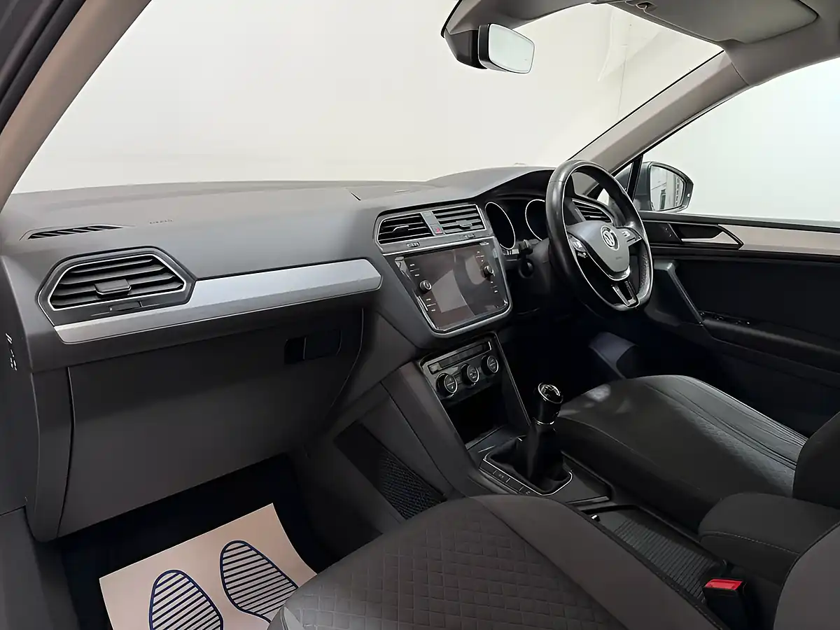 Used 2017 Volkswagen Tiguan Se Navigation Grey - Interior and Exterior details 16