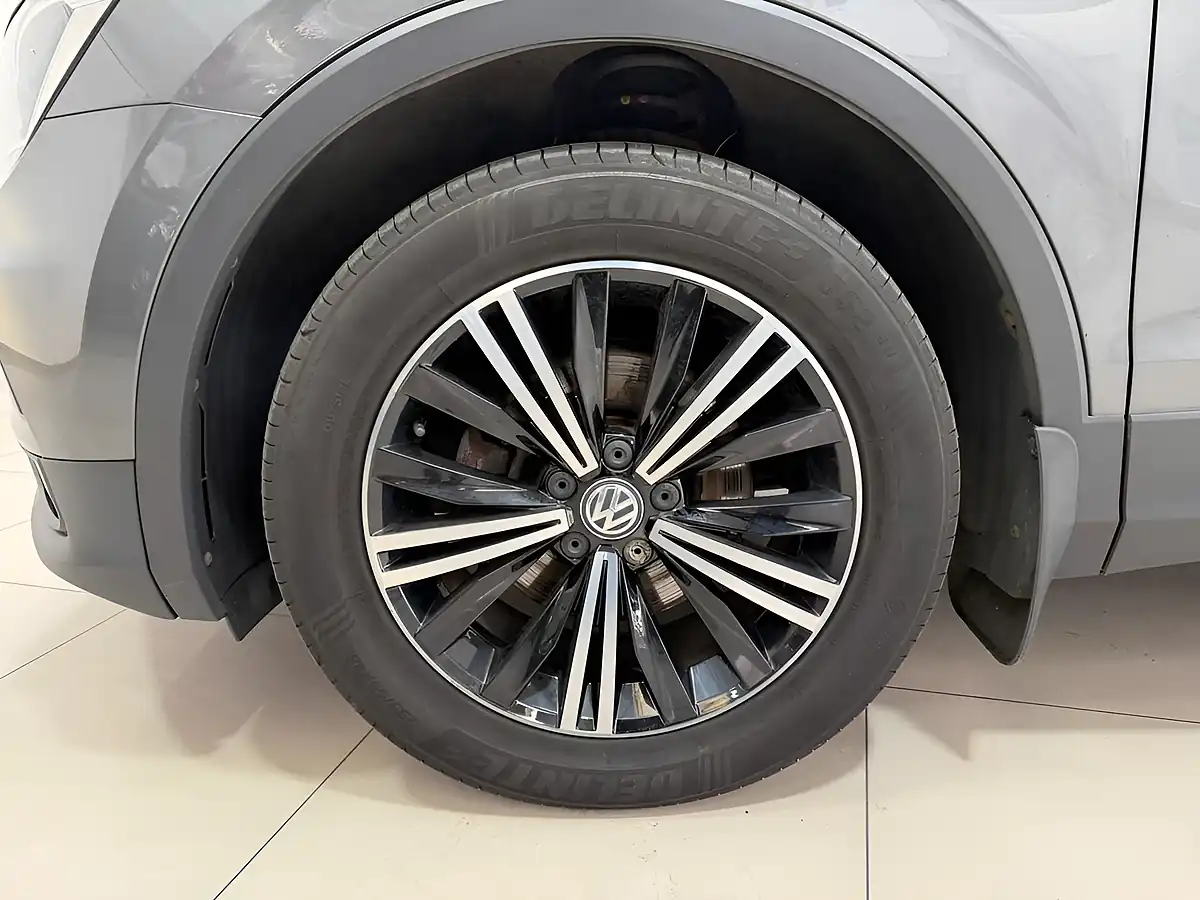 Used 2017 Volkswagen Tiguan Se Navigation Grey - Interior and Exterior details 5