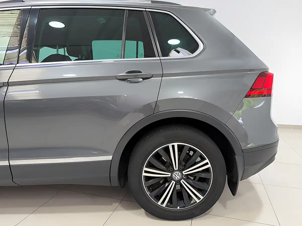 Used 2017 Volkswagen Tiguan Se Navigation Grey - Interior and Exterior details 7