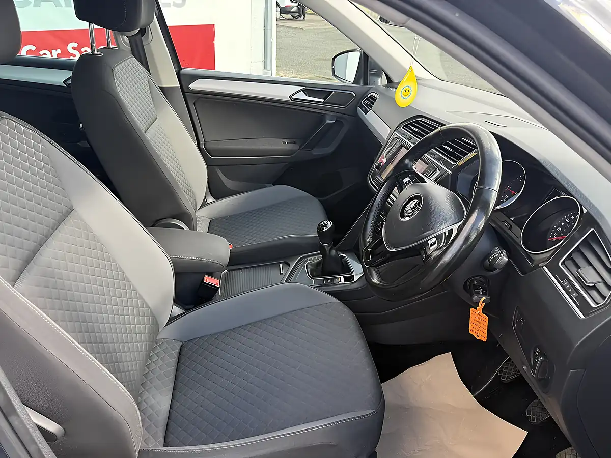 Used 2017 Volkswagen Tiguan Se Navigation Grey - Interior and Exterior details 13