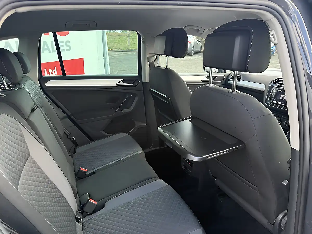 Used 2017 Volkswagen Tiguan Se Navigation Grey - Interior and Exterior details 17