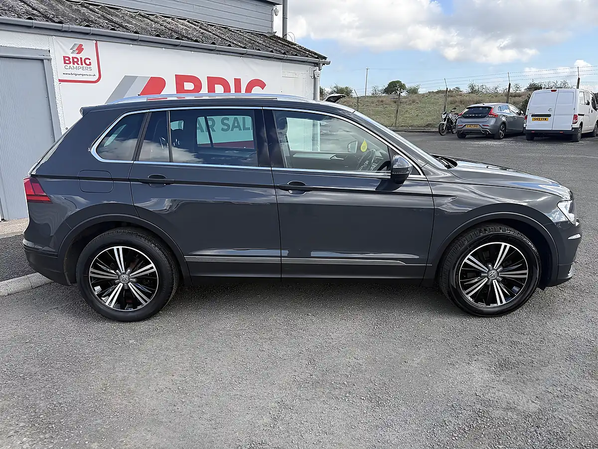 Used 2017 Volkswagen Tiguan Se Navigation Grey - Interior and Exterior details 3