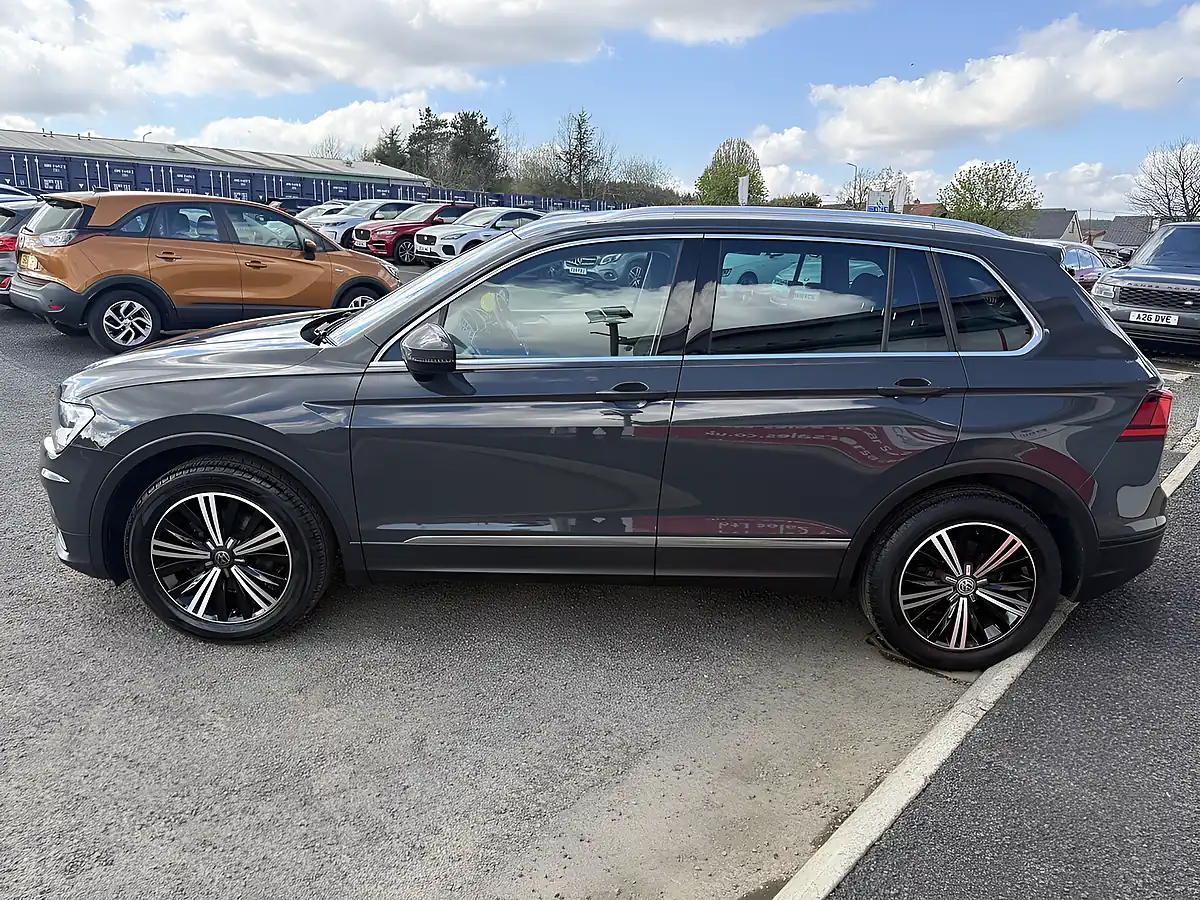 Used 2017 Volkswagen Tiguan Se Navigation Grey - Interior and Exterior details 7