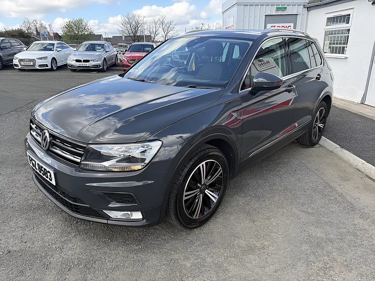 Used 2017 Volkswagen Tiguan Se Navigation Grey - Interior and Exterior details 8