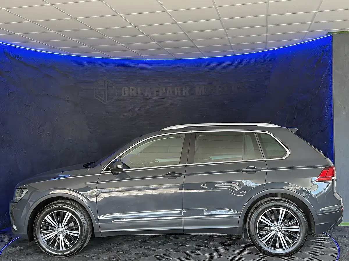 Used 2017 Volkswagen Tiguan Se Navigation Grey - Interior and Exterior details 2