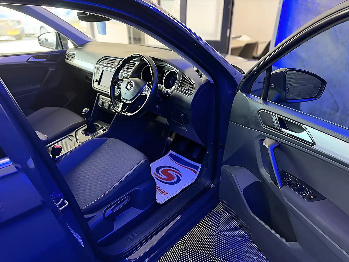 Used 2017 Volkswagen Tiguan Se Navigation Grey - Interior and Exterior details 4