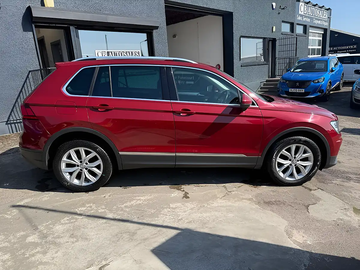 Used 2017 Volkswagen Tiguan Se Navigation Red - Interior and Exterior details 3