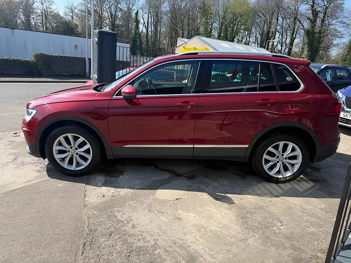 Used 2017 Volkswagen Tiguan Se Navigation Red - Interior and Exterior details 8