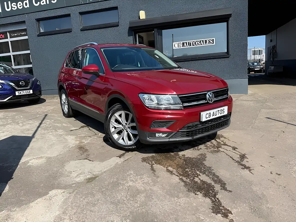 Used 2017 Volkswagen Tiguan Se Navigation Red - Interior and Exterior details 9
