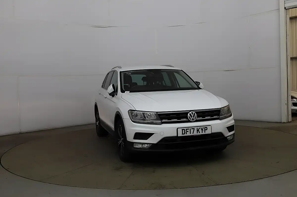 Used 2017 Volkswagen Tiguan Se Navigation White - Interior and Exterior details 3
