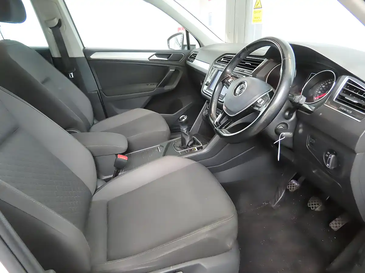 Used 2017 Volkswagen Tiguan Se Navigation White - Interior and Exterior details 8