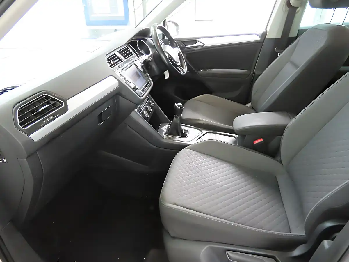 Used 2017 Volkswagen Tiguan Se Navigation White - Interior and Exterior details 9