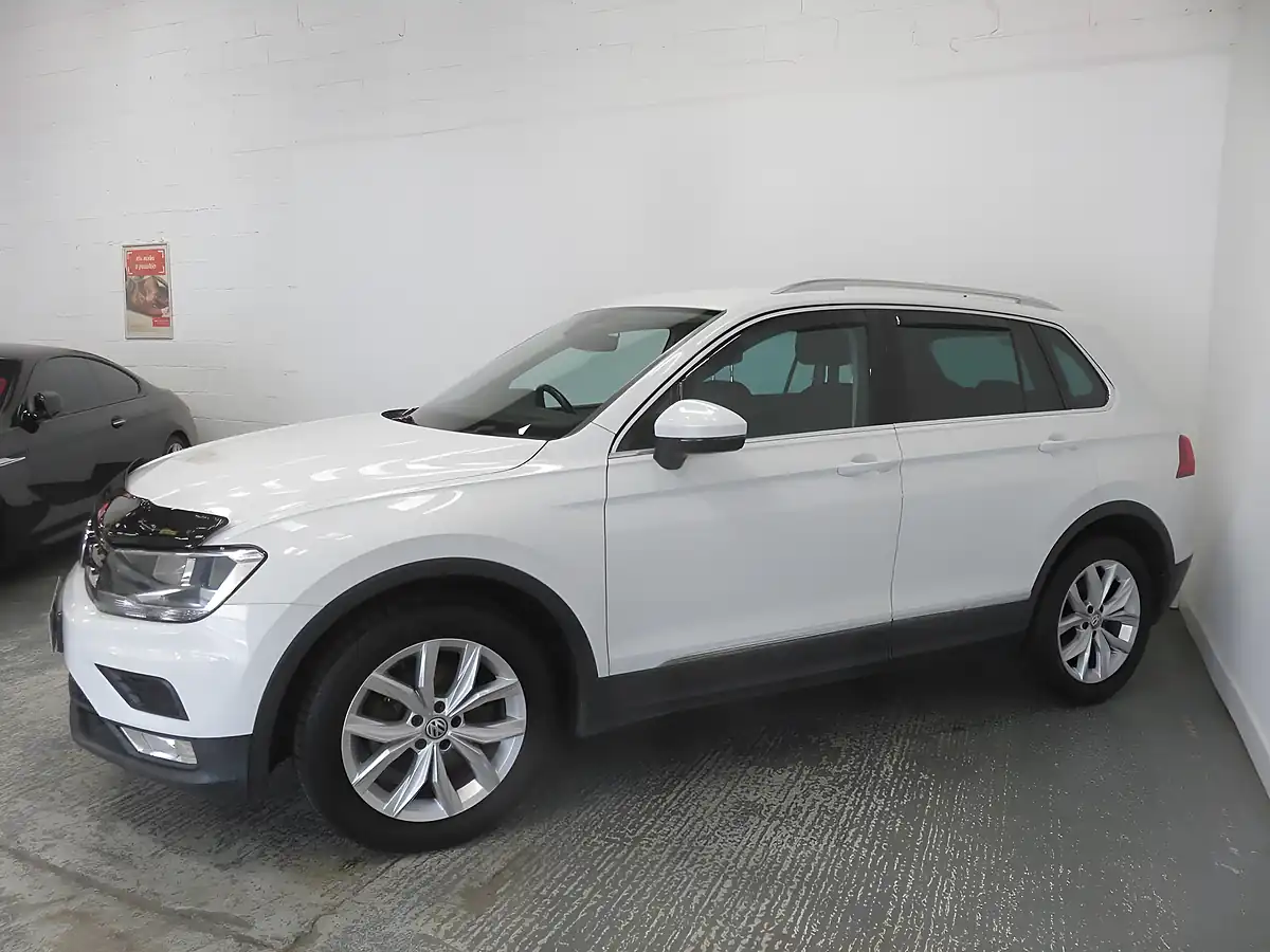 Used 2017 Volkswagen Tiguan Se Navigation White - Interior and Exterior details 4