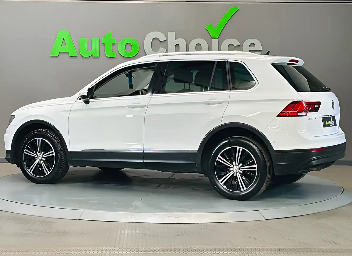 Used 2017 Volkswagen Tiguan Se Pure White - Interior and Exterior details 9