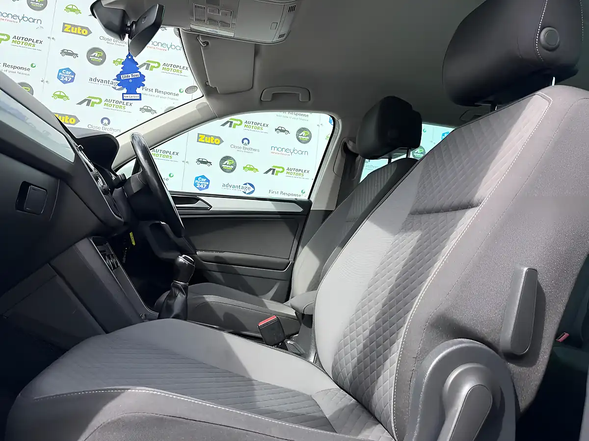 Used 2017 Volkswagen Tiguan Se White - Interior and Exterior details 12