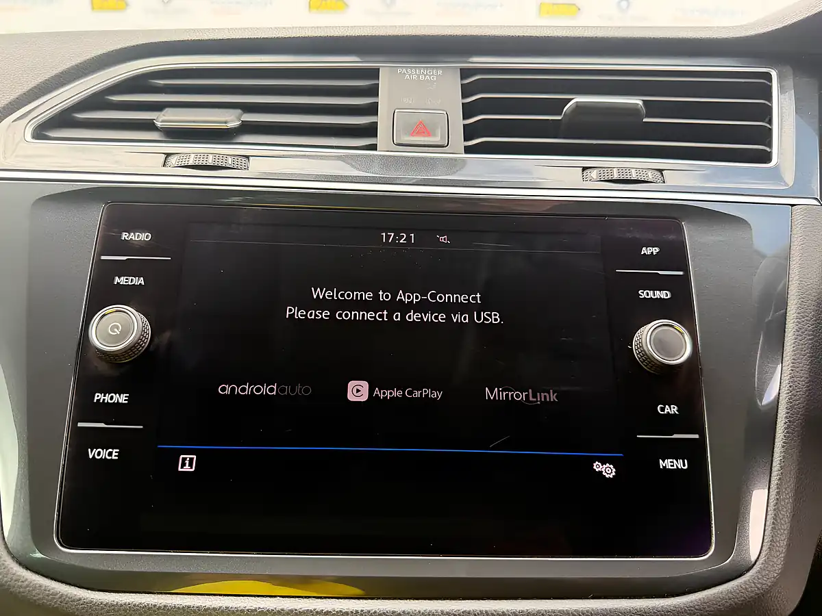 Used 2017 Volkswagen Tiguan Se White - Interior and Exterior details 19