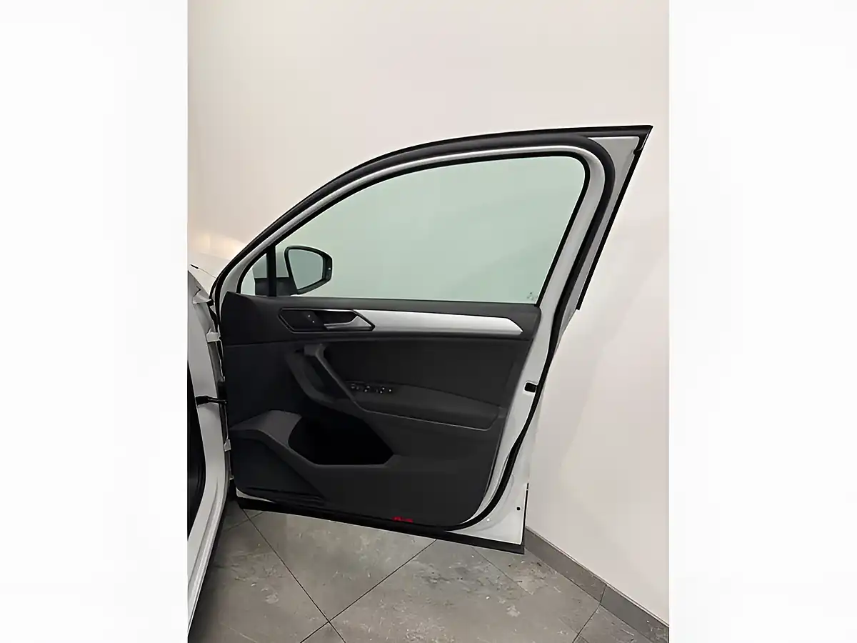 Used 2017 Volkswagen Tiguan Se White - Interior and Exterior details 12
