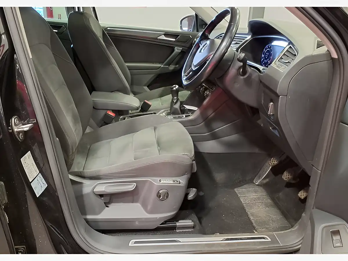 Used 2017 Volkswagen Tiguan Sel Black - Interior and Exterior details 9