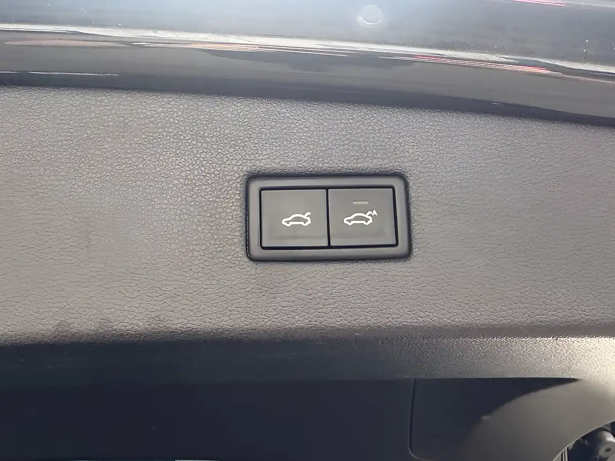 Used 2017 Volkswagen Tiguan Sel Black - Interior and Exterior details 13