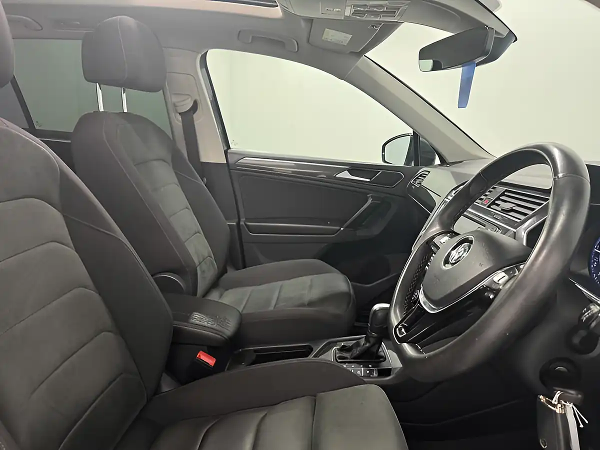 Used 2017 Volkswagen Tiguan Sel Bluemotion Tech Grey - Interior and Exterior details 10