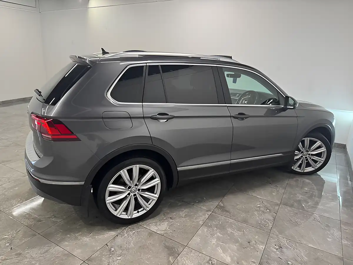 Used 2017 Volkswagen Tiguan Sel Bluemotion Tech Grey - Interior and Exterior details 8