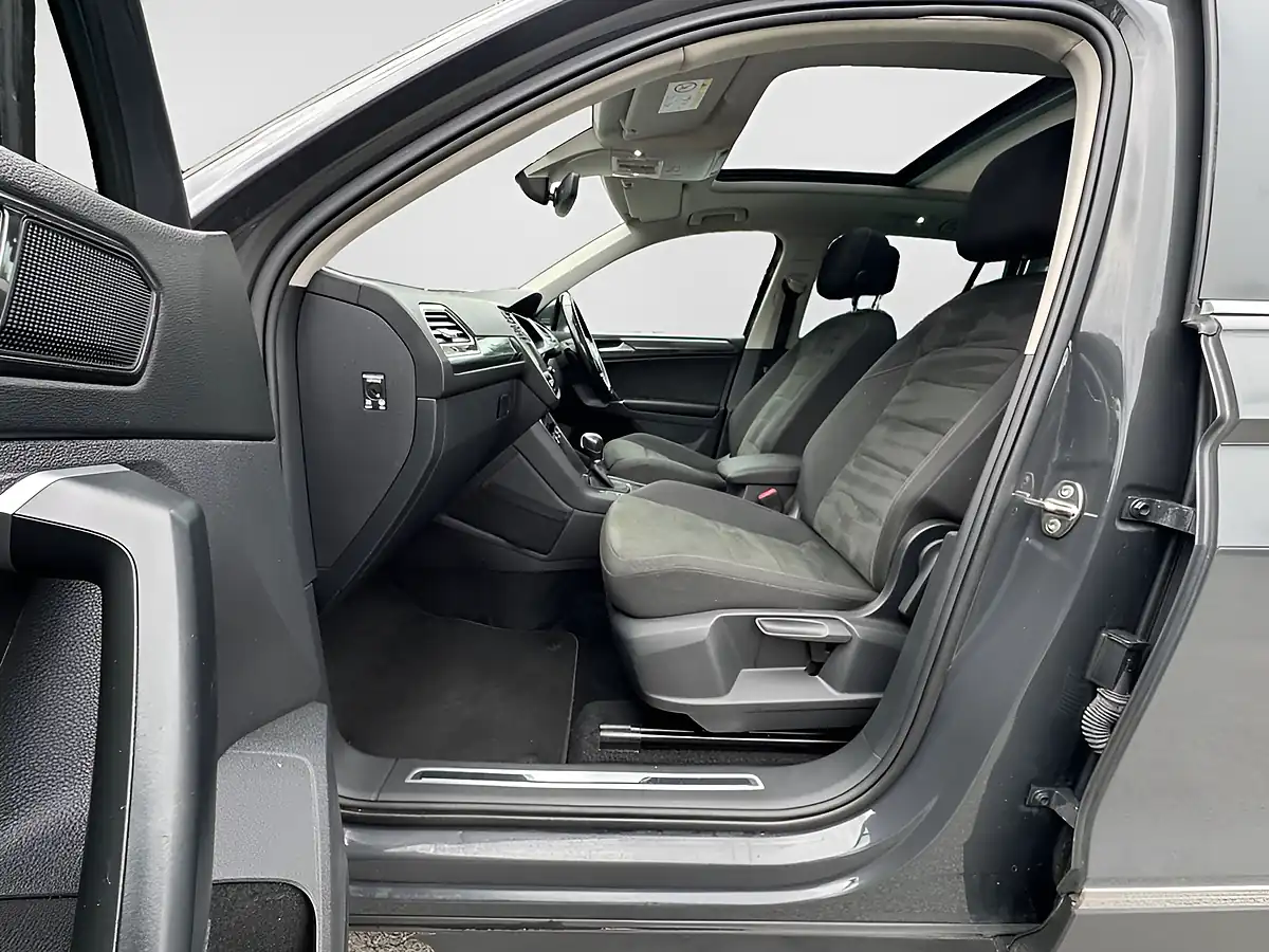 Used 2017 Volkswagen Tiguan Sel Grey - Interior and Exterior details 8