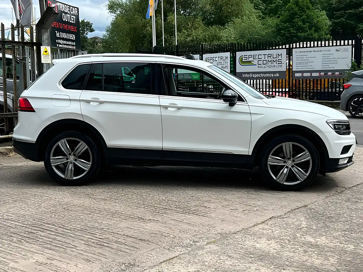 Used 2017 Volkswagen Tiguan Sel White - Interior and Exterior details 14