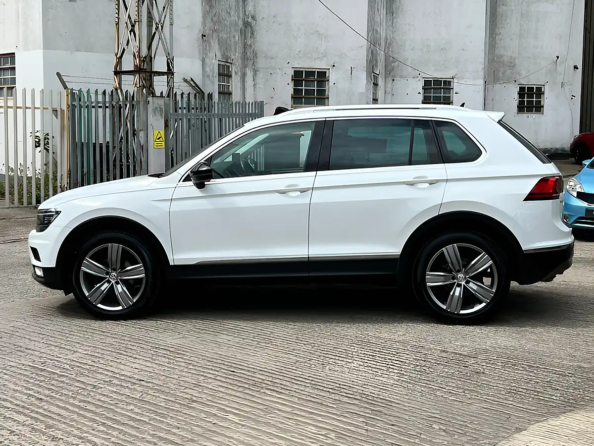 Used 2017 Volkswagen Tiguan Sel White - Interior and Exterior details 15