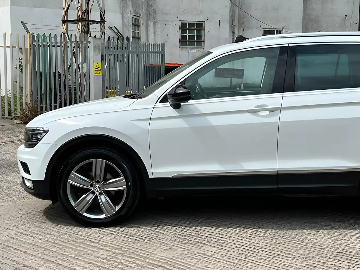 Used 2017 Volkswagen Tiguan Sel White - Interior and Exterior details 16