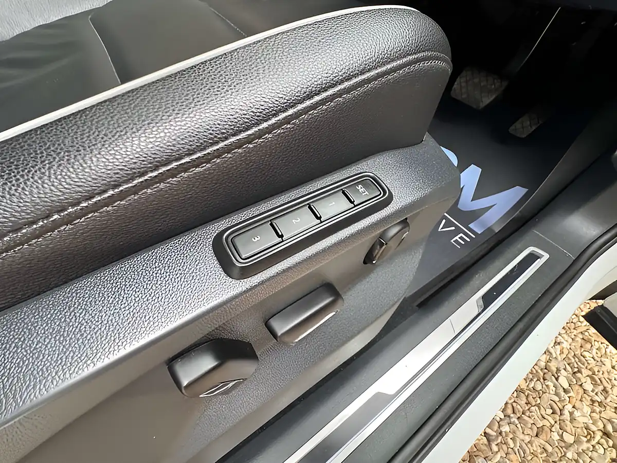 Used 2017 Volkswagen Tiguan Sel White - Interior and Exterior details 15