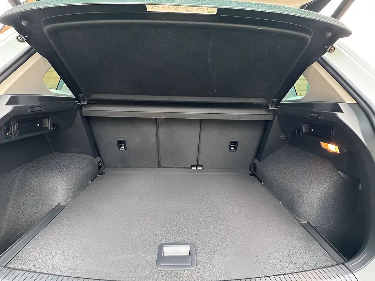 Used 2017 Volkswagen Tiguan Sel White - Interior and Exterior details 5